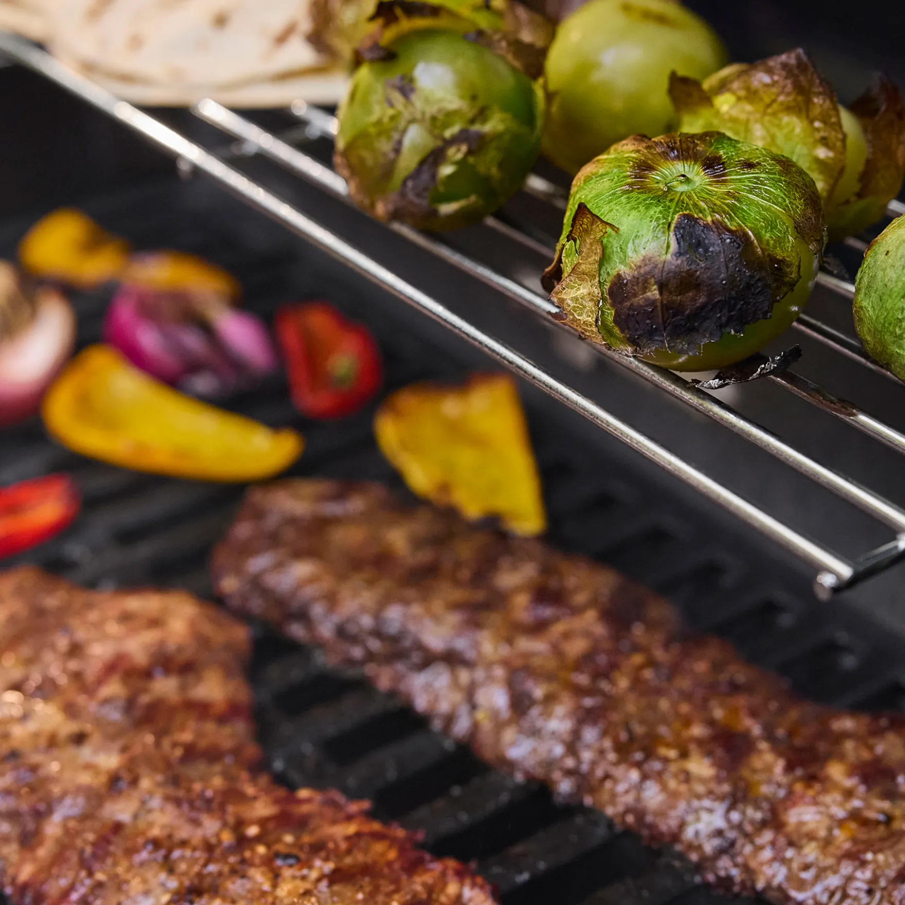 Spirit® E-425C Gas Grill Stealth® Edition (Natural Gas)